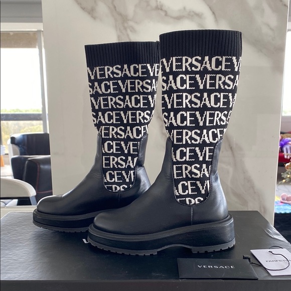 Versace Kids
logo-print knee-high boots - Picture 4 of 9